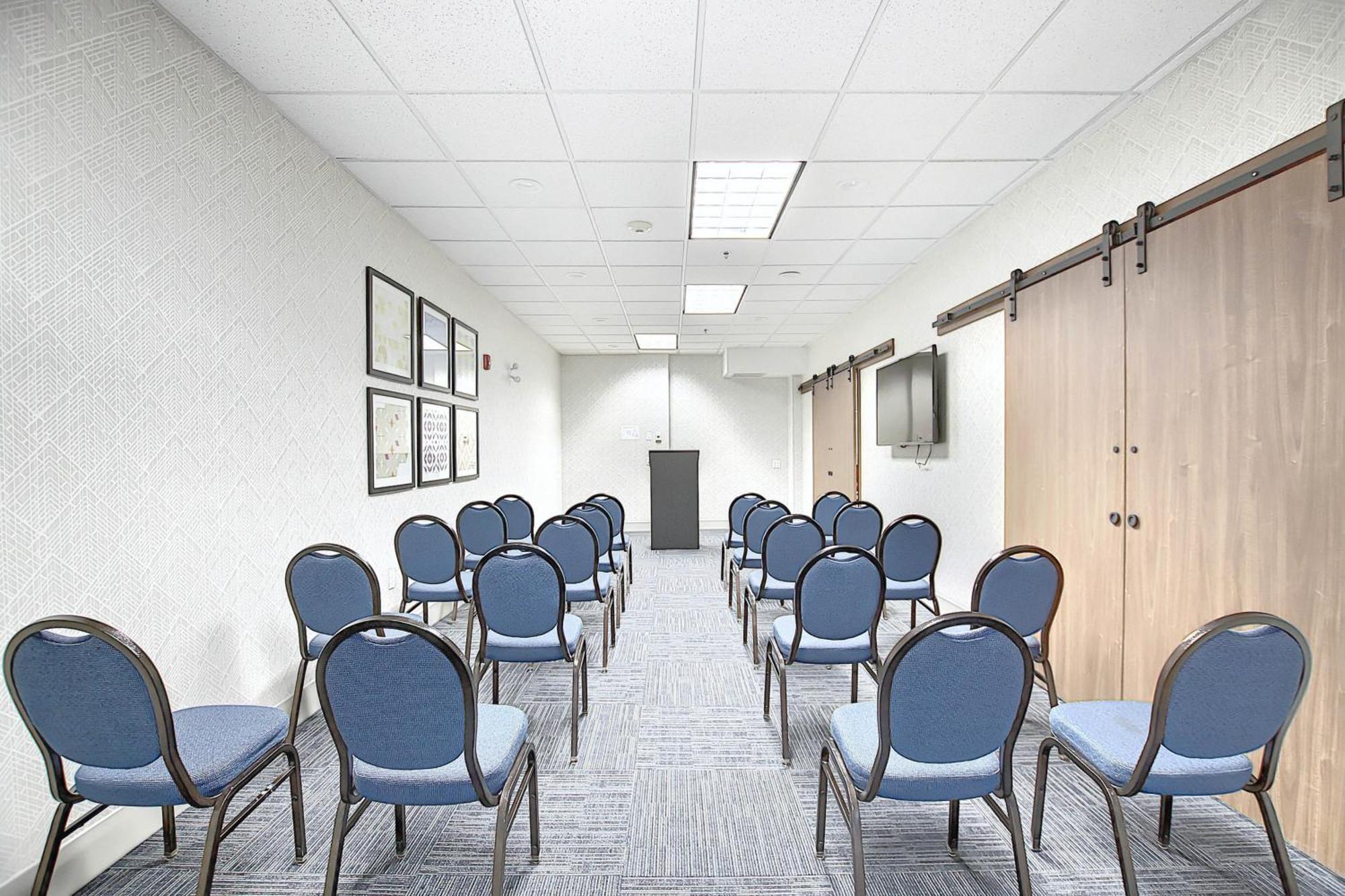Holiday Inn Express Airport Calgary By Ihg Eksteriør bilde
